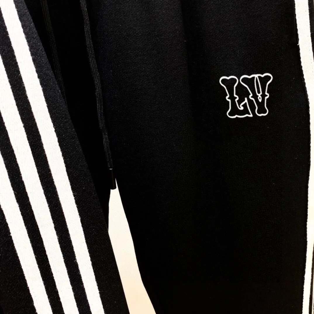 🅿️580 [LV Louis Vuitton] hot-selling suit is coming. Focus on the original version of the official website. 2025 new hot-selling cardigan and sweatshirt suit. The original order is the best. 🇭🇰The meticulous work of top designers for a fitting and perfect upper body effect. All-natural high-quality Tencel Roman cotton 100%, close-fitting comfort, noble and elegant! Original hardware embodies elegance and nobility! Counter size: M-3XL (maximum wear up to 190 pounds)